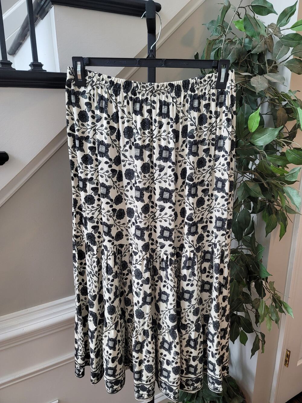 Max Studio A-Line Maxi Skirt Women's Large Cream/Black Floral Pleated Stretch
